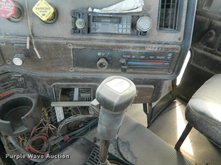 image for item K2694 1996 Freightliner FLD112 semi truck