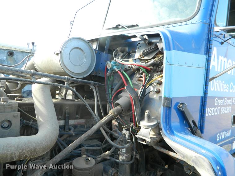 image for item K2694 1996 Freightliner FLD112 semi truck