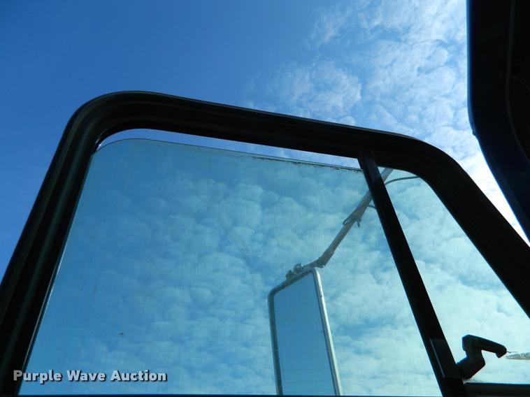 image for item K2694 1996 Freightliner FLD112 semi truck