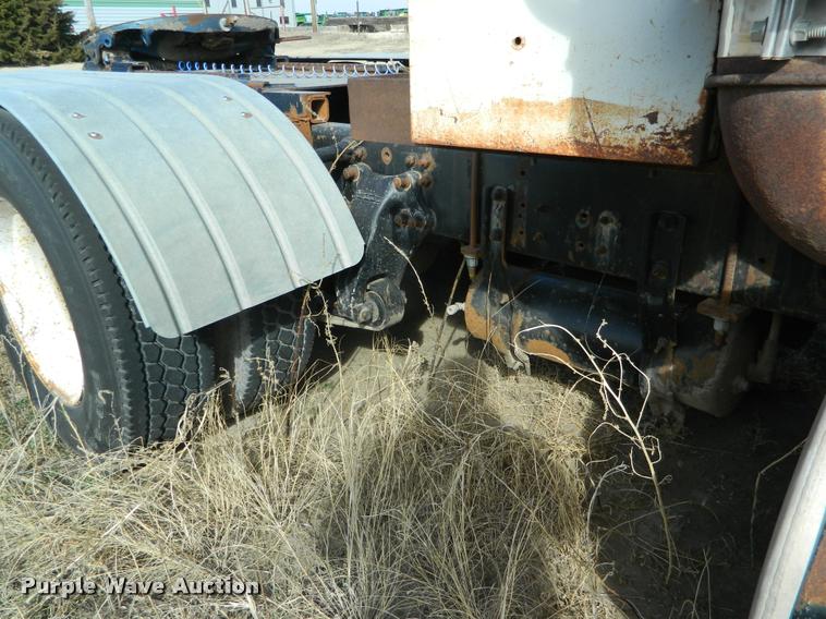 image for item K2694 1996 Freightliner FLD112 semi truck