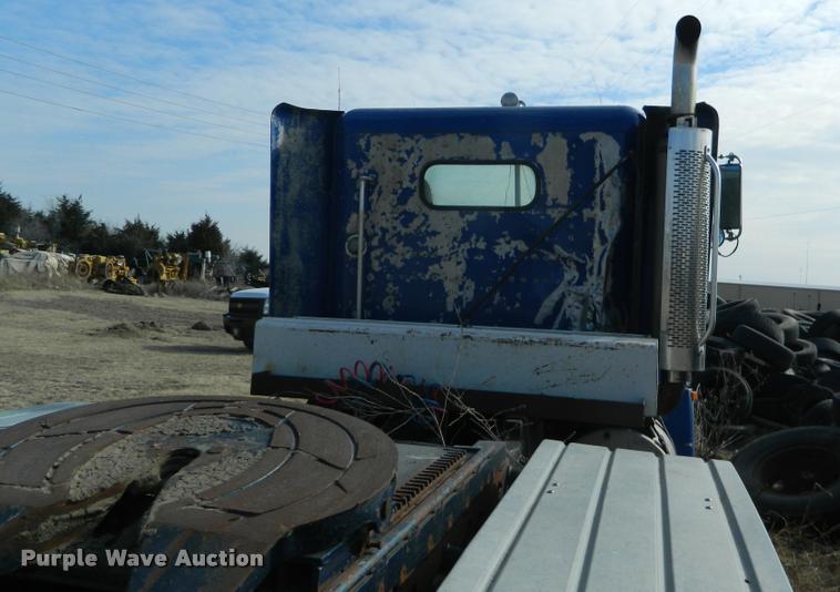 image for item K2694 1996 Freightliner FLD112 semi truck