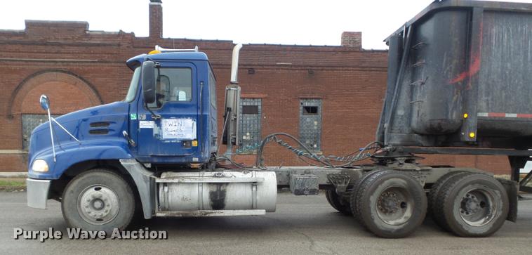 image for item K7697 2004 Mack CX613 semi truck