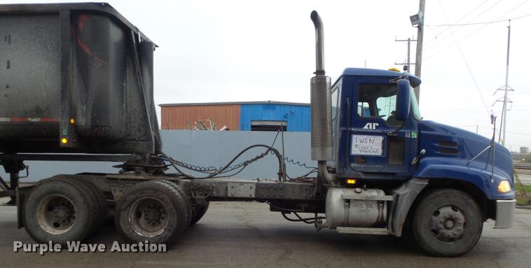 image for item K7697 2004 Mack CX613 semi truck