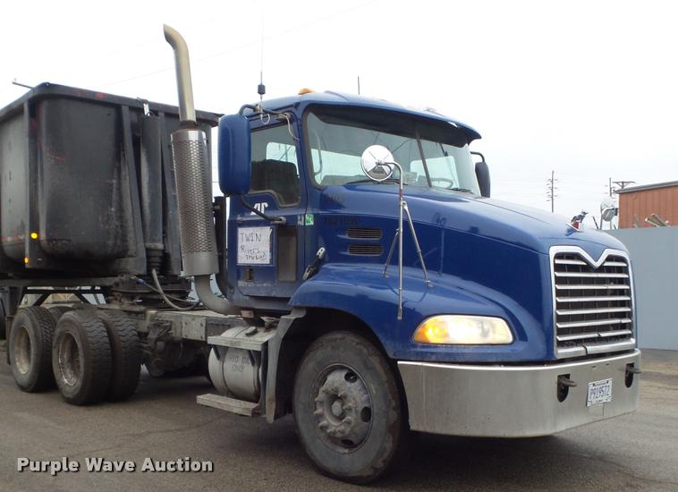 image for item K7697 2004 Mack CX613 semi truck