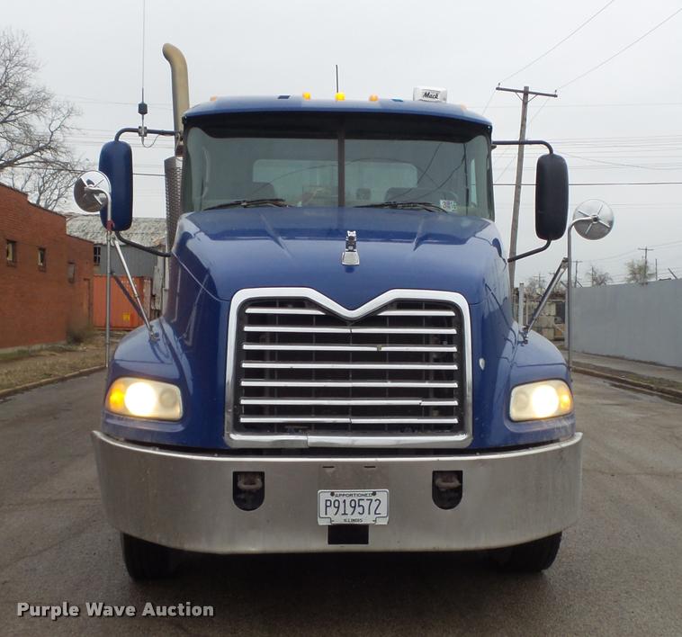 image for item K7697 2004 Mack CX613 semi truck