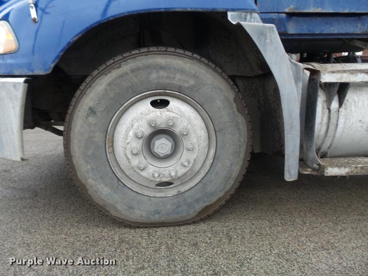 image for item K7697 2004 Mack CX613 semi truck