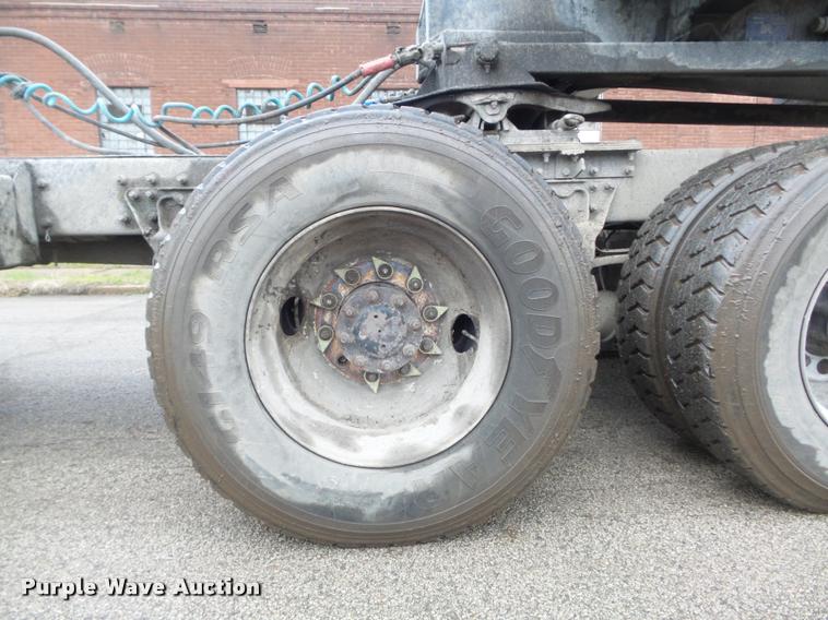 image for item K7697 2004 Mack CX613 semi truck