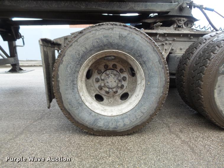 image for item K7697 2004 Mack CX613 semi truck