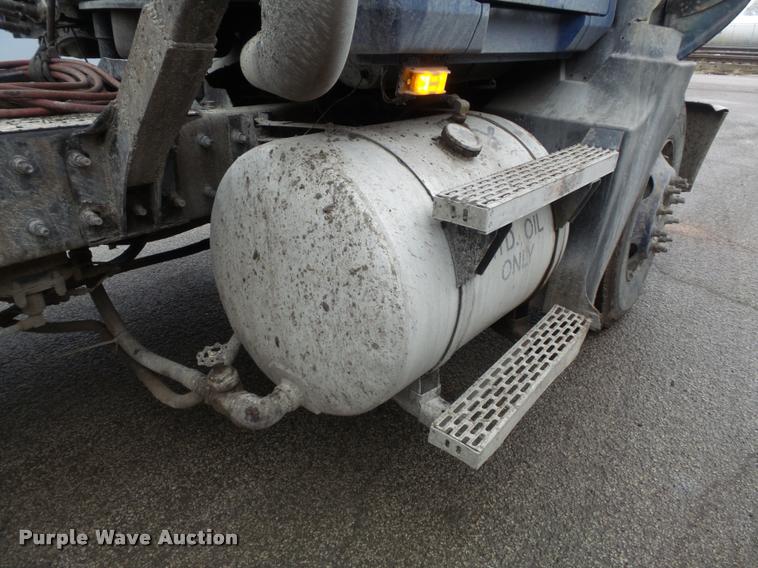 image for item K7697 2004 Mack CX613 semi truck