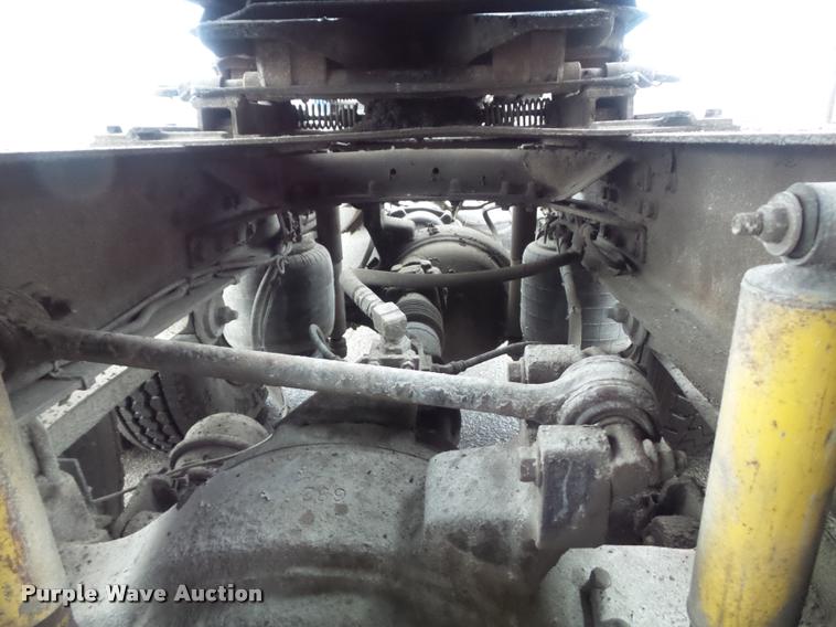 image for item K7697 2004 Mack CX613 semi truck