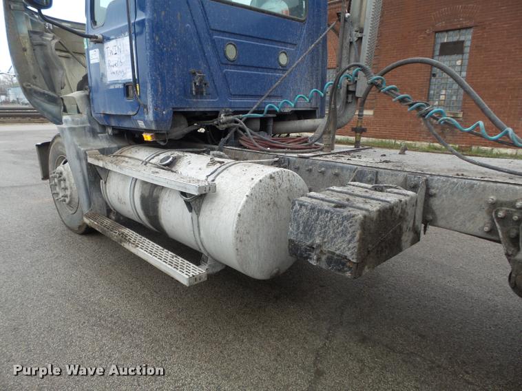 image for item K7697 2004 Mack CX613 semi truck