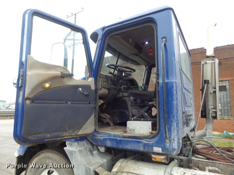 image for item K7697 2004 Mack CX613 semi truck