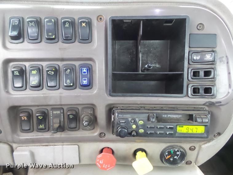 image for item K7697 2004 Mack CX613 semi truck