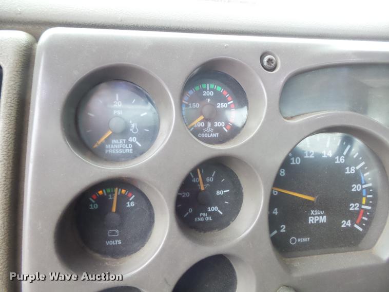 image for item K7697 2004 Mack CX613 semi truck