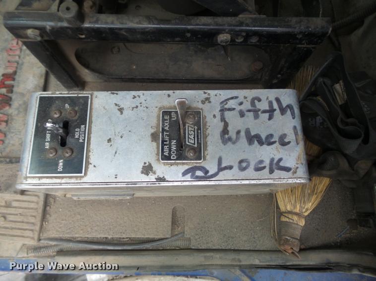 image for item K7697 2004 Mack CX613 semi truck