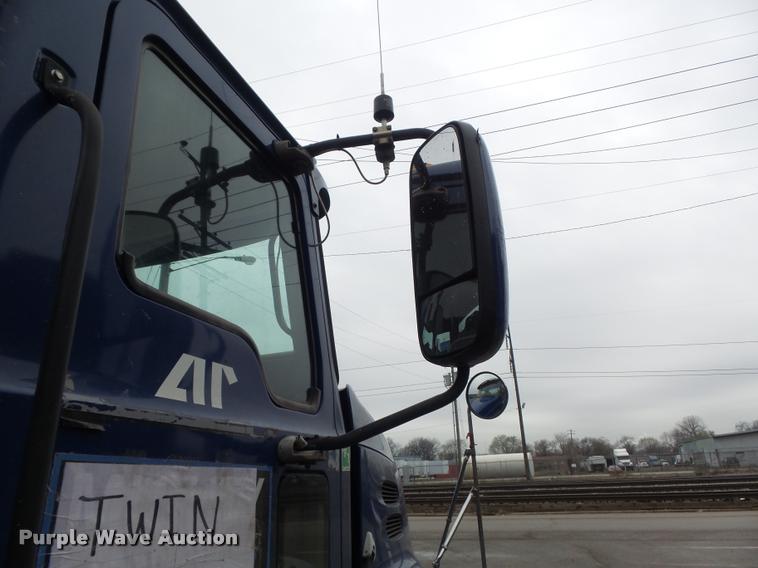 image for item K7697 2004 Mack CX613 semi truck