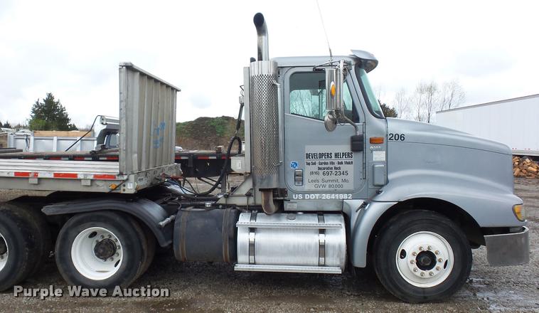 image for item L4654 2005 International 9200i semi truck