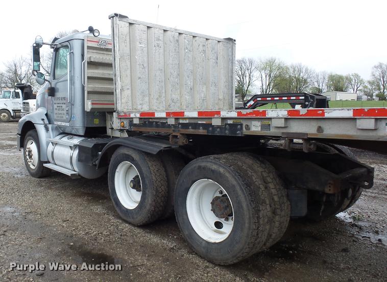 image for item L4654 2005 International 9200i semi truck