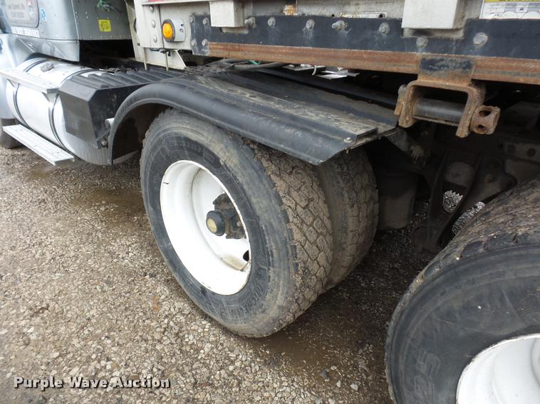 image for item L4654 2005 International 9200i semi truck