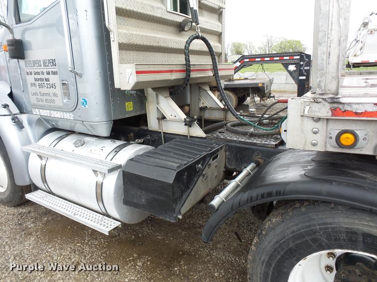 image for item L4654 2005 International 9200i semi truck