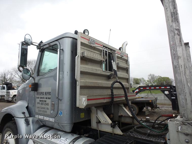 image for item L4654 2005 International 9200i semi truck