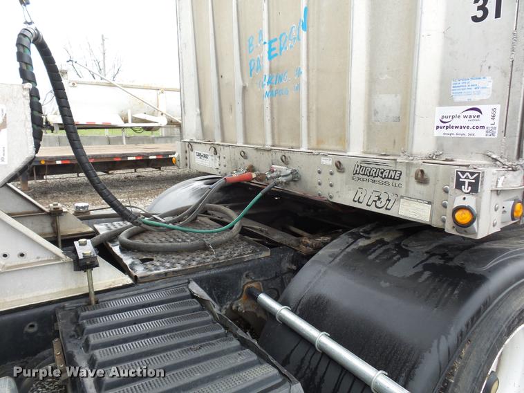 image for item L4654 2005 International 9200i semi truck