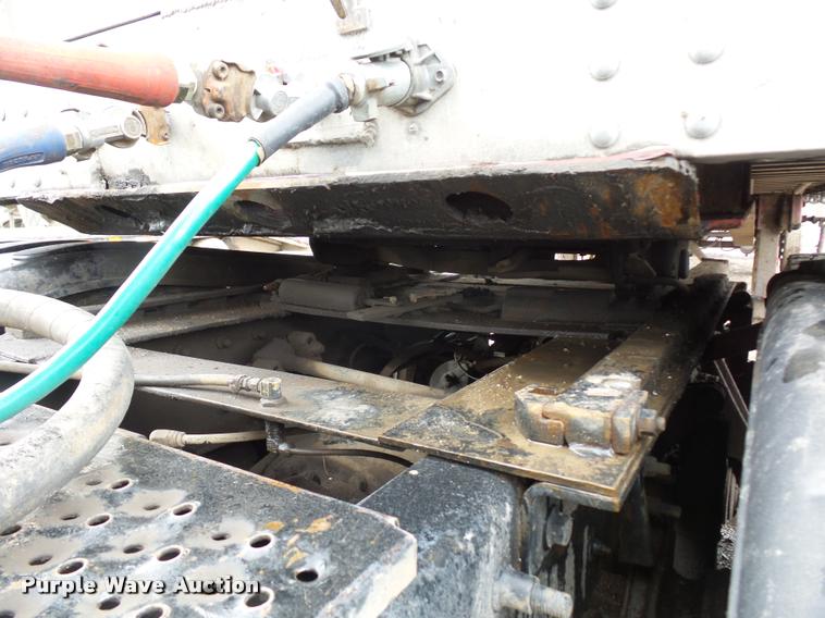 image for item L4654 2005 International 9200i semi truck