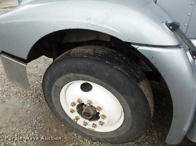 image for item L4654 2005 International 9200i semi truck