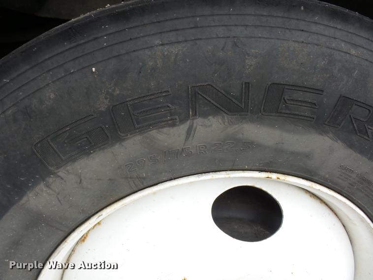 image for item L4654 2005 International 9200i semi truck