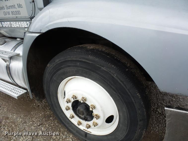 image for item L4654 2005 International 9200i semi truck