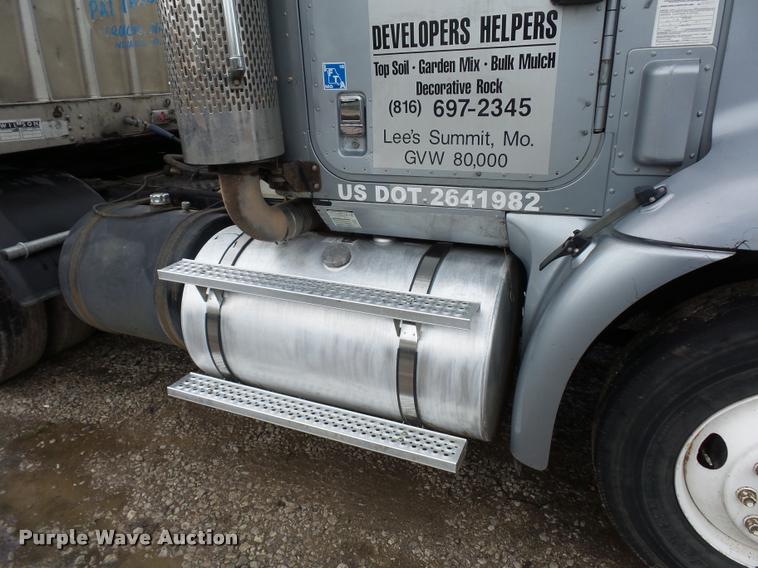 image for item L4654 2005 International 9200i semi truck