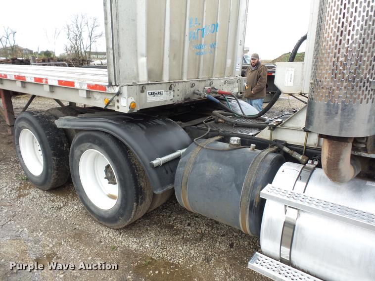 image for item L4654 2005 International 9200i semi truck