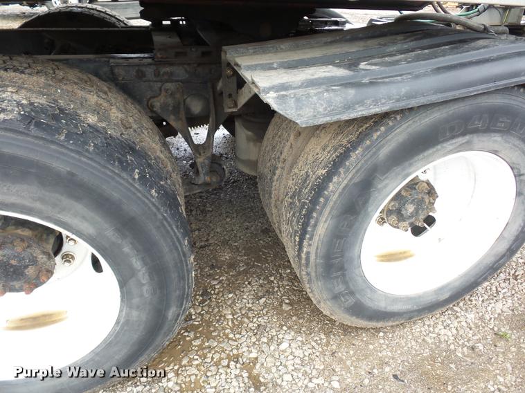 image for item L4654 2005 International 9200i semi truck