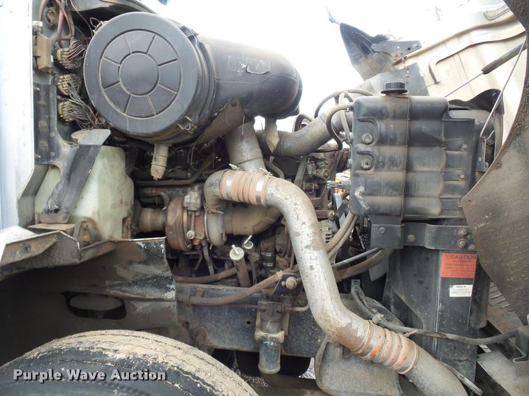 image for item L4654 2005 International 9200i semi truck