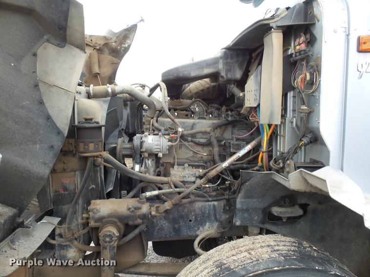 image for item L4654 2005 International 9200i semi truck