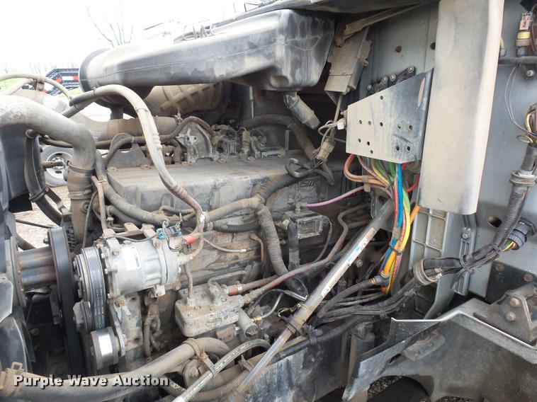 image for item L4654 2005 International 9200i semi truck