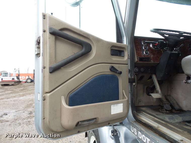 image for item L4654 2005 International 9200i semi truck