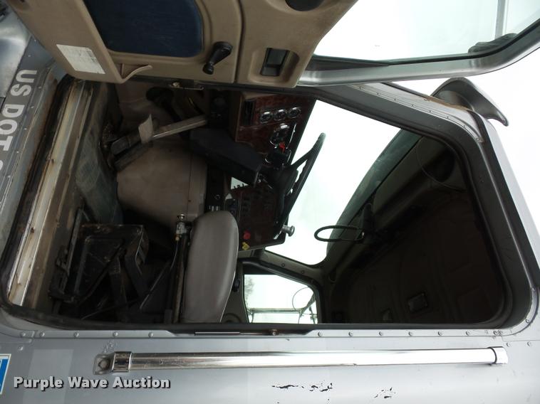 image for item L4654 2005 International 9200i semi truck