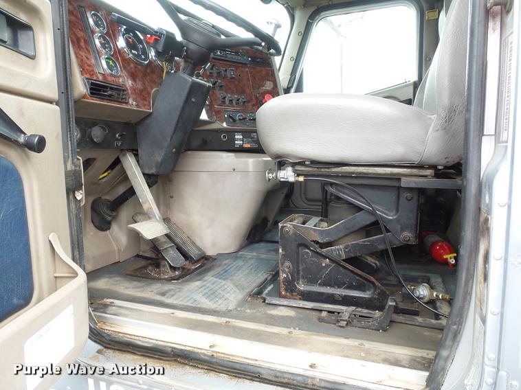 image for item L4654 2005 International 9200i semi truck