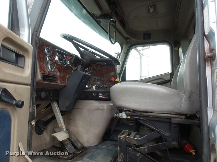 image for item L4654 2005 International 9200i semi truck