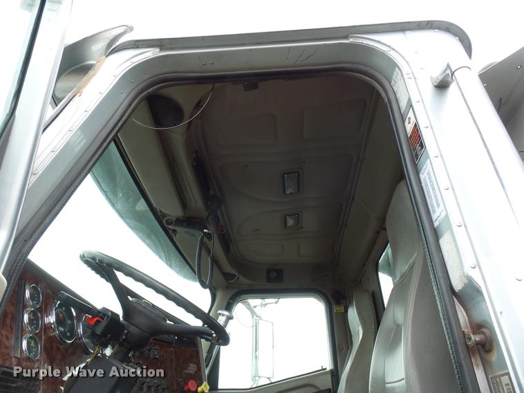 image for item L4654 2005 International 9200i semi truck