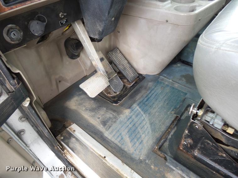 image for item L4654 2005 International 9200i semi truck