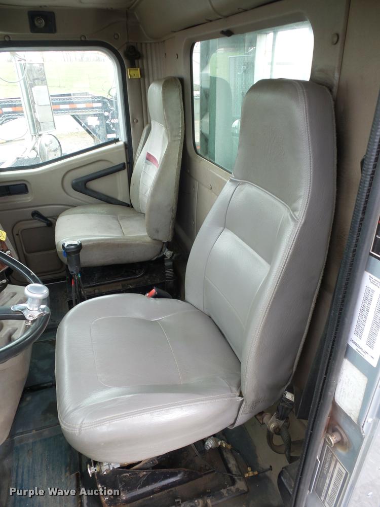 image for item L4654 2005 International 9200i semi truck