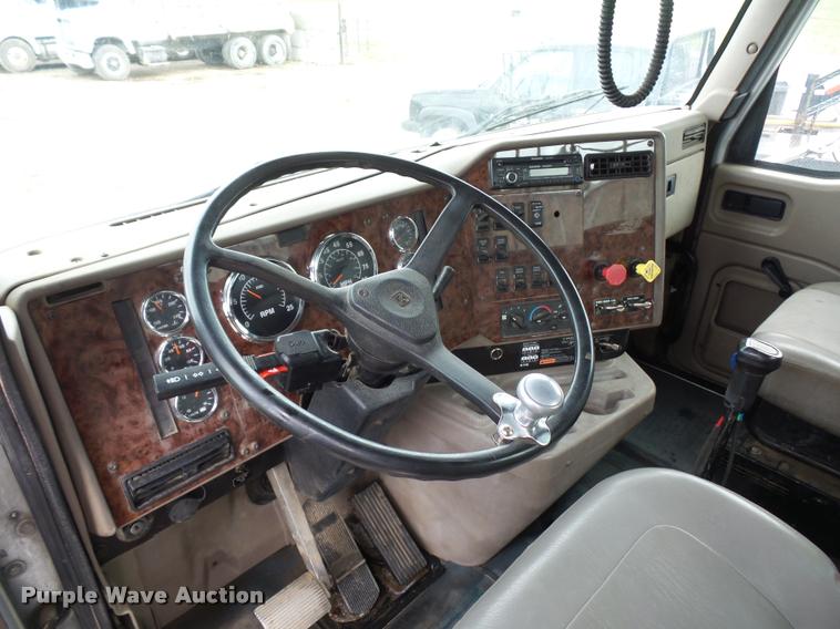 image for item L4654 2005 International 9200i semi truck