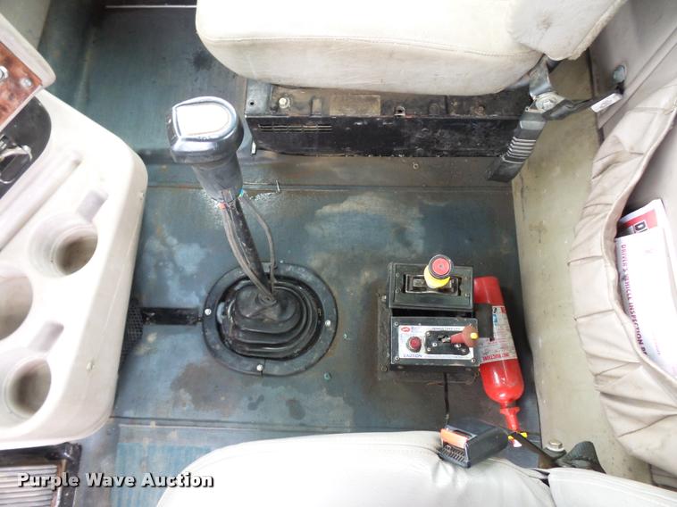 image for item L4654 2005 International 9200i semi truck