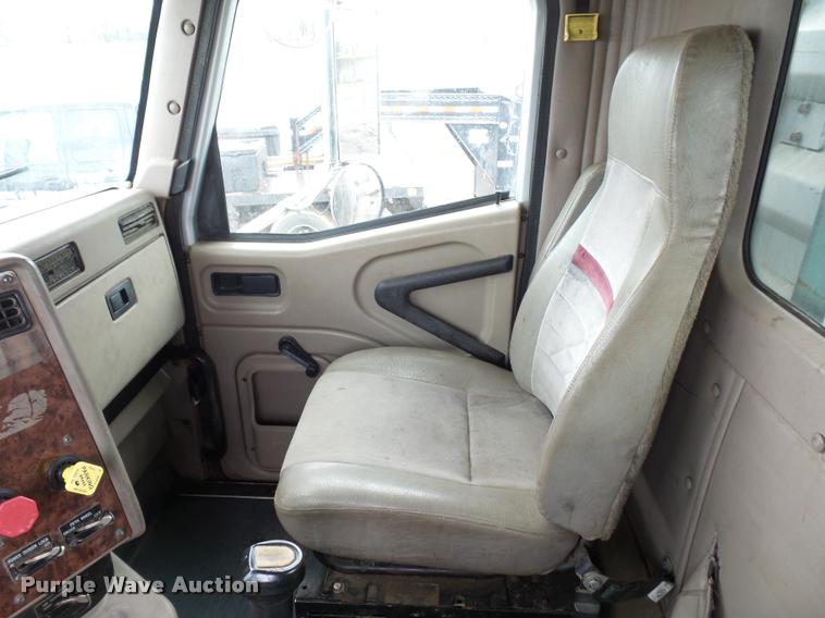 image for item L4654 2005 International 9200i semi truck