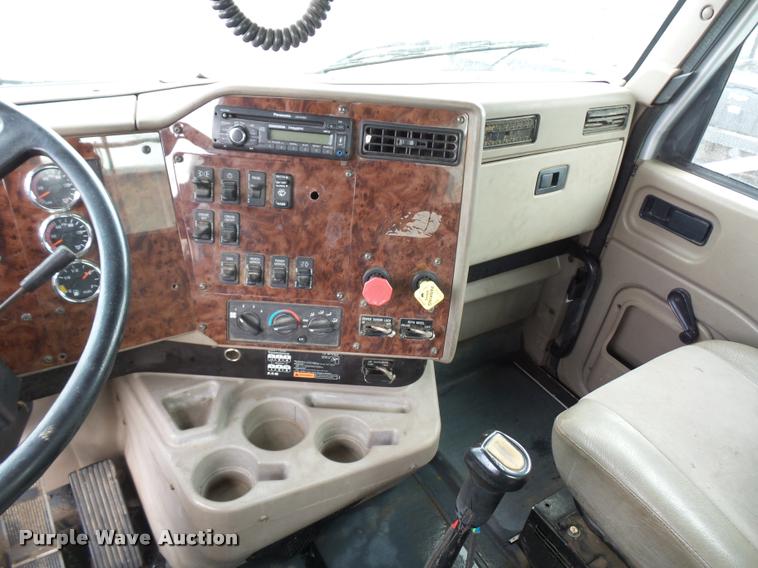 image for item L4654 2005 International 9200i semi truck