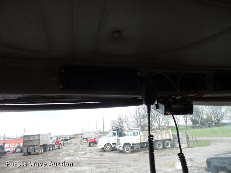 image for item L4654 2005 International 9200i semi truck