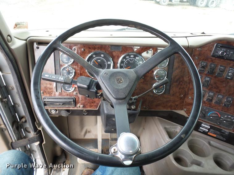 image for item L4654 2005 International 9200i semi truck