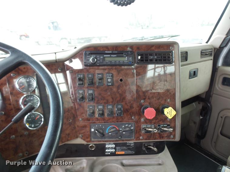 image for item L4654 2005 International 9200i semi truck